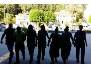 İnşaattan kalıp çalan 4 kişi tutuklandı