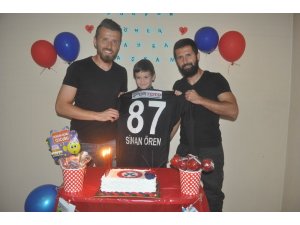 5 yaşındaki Ömer Kayra Ayyıldız’a tuttuğu takımdan doğum günü sürprizi