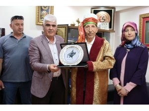 ‘Yılın ahisi’ seçilen yarım asırlık esnafa kaftanlı plaket töreni