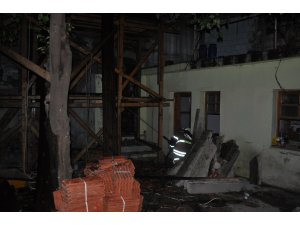 GÜNCELLEME - İzmir'de tarihi konak yandı