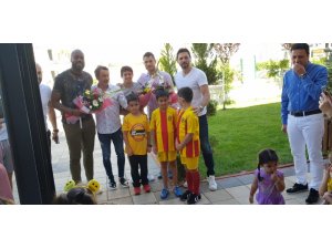 Evkur Yeni Malatyasporlu futbolcular öğrencilerle bir araya geldi