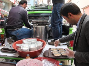 Seydişehir'de esnaf aşure dağıttı