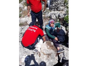 Kayalıklarda mahsur kalan vatandaşı itfaiye kurtardı