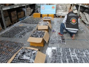 İstanbul’da kaçak 13 bin 300 adet cep telefonu ele geçirildi