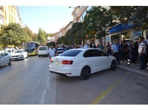 Polisi metrelerce sürükledi