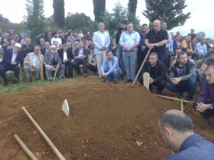 İngiltere’de geçtiğimiz hafta lojmanda ölü bulunan akademisyen bugün memleketinde toprağa verildi