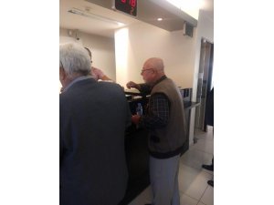 Yaşlı adam dolandırılmaktan son anda kurtuldu