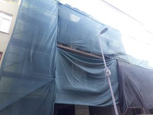 2. kattan aşağıya düşen inşaat işçisi ağır yaralandı