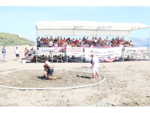 Güreşçiler plajda kıyasıya mücadele etti