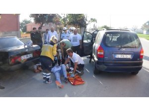 Şarjlı bisiklet otomobille çarpıştı: 2 ağır yaralı