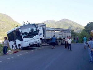 Okul servisine kamyon çarptı: 3 öğrenci yaralandı