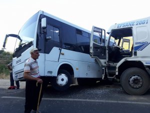 Antalya'da kamyon ile öğrenci servisi çarpıştı: 3 yaralı