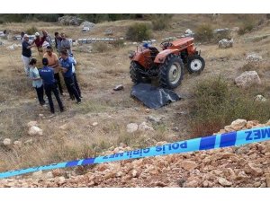 Yaşlı adam şarampole inen traktörünün yanında ölü bulundu