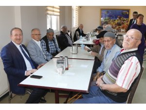 AK Parti Akhisar teşkilatı huzurevi sakinleriyle buluştu