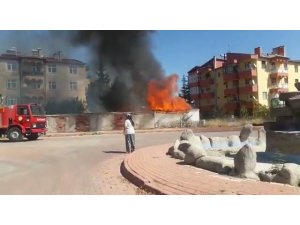 Yakılan otlar depoyu kül etti