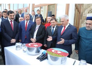 TBMM Başkanı Binali Yıldırım Azerbaycan’da aşure dağıttı