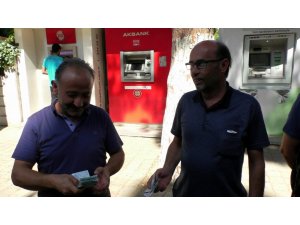 Bankamatikte unuttuğu para yarım saat sonra geri geldi
