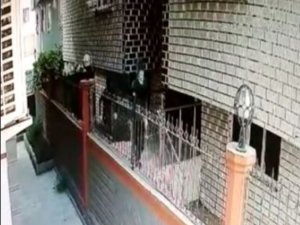 Maskeli gaspçıların vatandaşın 5 bin lirasını gasp etme anı kamerada