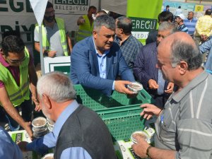 Belediyeden vatandaşlara aşure ikramı