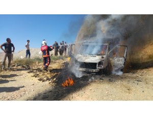 Saman yüklü araç küle döndü