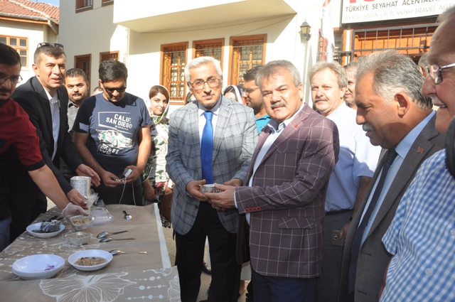TÜRSAB Aşure dağıttı