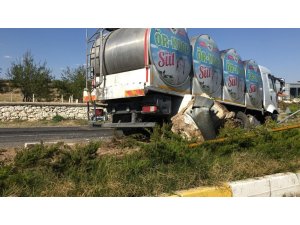 Kontrolden çıkan süt tankerinin kaza anı güvenlik kamerasında
