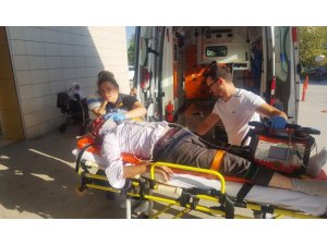 Yaşlı adam kendisine çarpan ambulansla hastaneye kaldırıldı