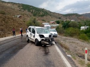 Gümüşhane'de hafif ticari araçla cip çarpıştı: 3 yaralı