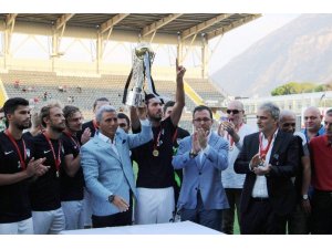 Manisaspor’un kasap borcu, kupalarına haciz getirdi