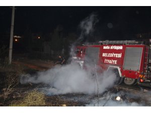 Şehir merkezindeki ot yangını korkuttu
