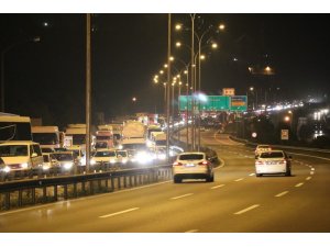 TEM Gebze-Dilovası arasında yol çalışması trafiği felç etti