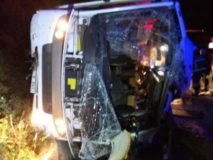 Kocaeli TEM’de servis midibüsü devrildi: 2 ölü 17 yaralı