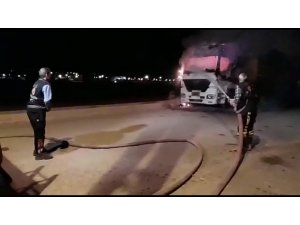 Park halindeki kamyon alev alev yandı