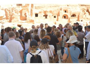 Bakan Ersoy, Mardin’de tarihi yerleri gezdi