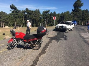 Otomobille çarpışan motosiklet sürücüsü ağır yaralandı