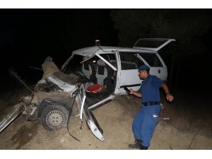 Yoldan çıkan otomobil ağaçlık alana uçtu: 1’i ağır 2 yaralı