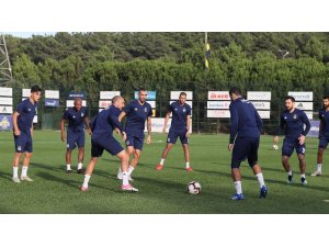 Fenerbahçe, derbi maç için kampa girdi