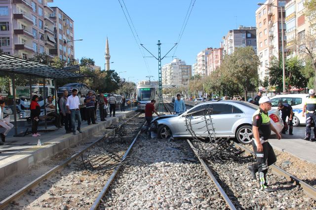 Alkollü araç kullanan kişi tramvay yoluna girdi