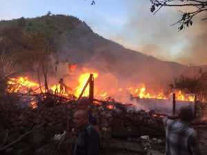 Kastamonu’da 8 ev yangında kullanılamaz hale geldi