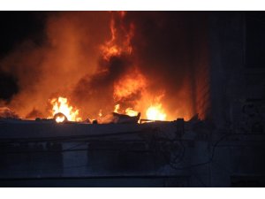 Hurdalık çatısı alev alev yandı