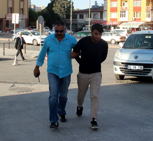 Camını kırdıkları otomobilden 32 bin lira çaldılar
