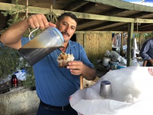 Çuval çuval getirip bardak bardak satıyorlar