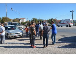Yolun karşına geçmeye çalışan öğrenciye otomobil çarptı