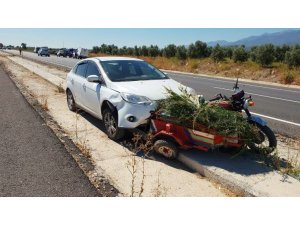 Otomobiller motosiklete çarptı: 1 ölü, 1 yaralı