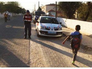 Jandarma öğrenci servislerini denetledi