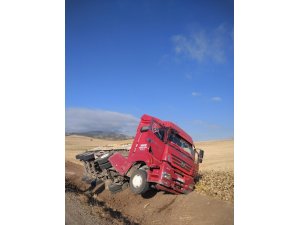 Taş boşalttığı sırada kamyon devrildi: 2 yaralı
