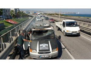 Sigara izmariti seyir halindeki kamyoneti yaktı