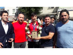 Dünya 3.’sü genç güreşçiye memleketinde coşkulu karşılama