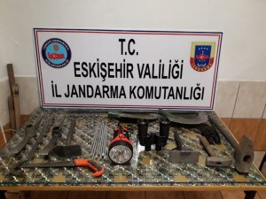 Defineciler kazamadan yakalandı