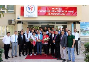 Dünya şampiyonu Kamal’a görkemli karşılama